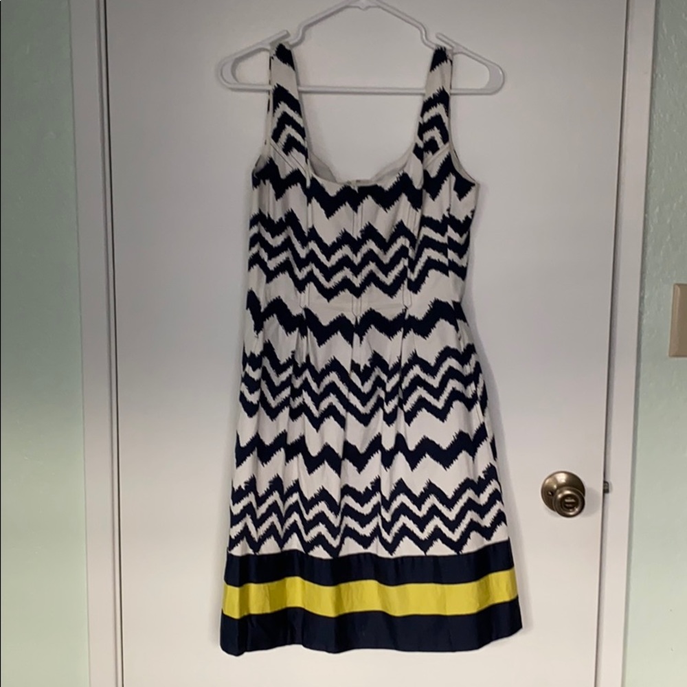 Elegant sleeveless dress perfect for office picnic